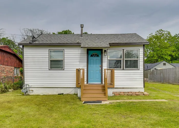 Holiday home 5 Mi To Dtwn Tulsa: Pet-friendly Home! *