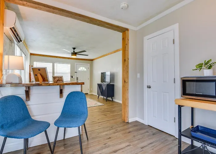 Holiday home 5 Mi To Dtwn Tulsa: Pet-friendly Home! *