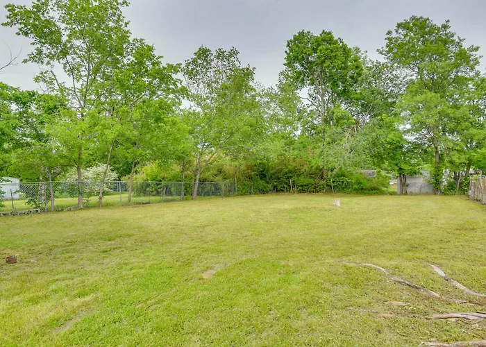 Holiday home 5 Mi To Dtwn Tulsa: Pet-friendly Home! *