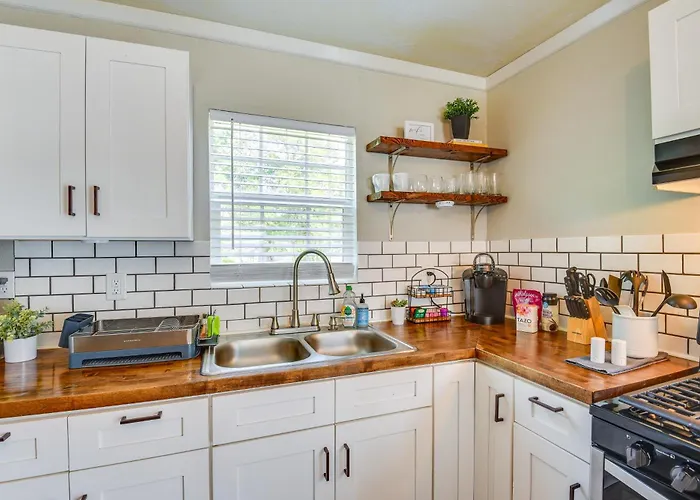 5 Mi To Dtwn Tulsa: Pet-friendly Home! Holiday home *